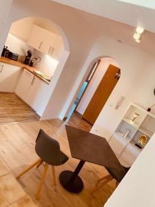 Virtuvė arba virtuvėlė apgyvendinimo įstaigoje FELIX LIVING 5, modern & cozy 2 Zimmer Wohnung, Terrasse, Parkplatz