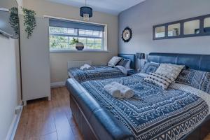 En eller flere senge i et værelse på Homebird Property - Carter Knowle House #2