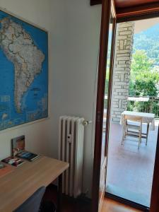 um quarto com uma mesa e um mapa na parede em Casa Monte Bianco em Morgex