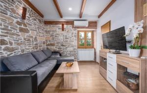 uma sala de estar com um sofá e uma televisão de ecrã plano em Amazing Home In Medancici With Wifi em Gorica