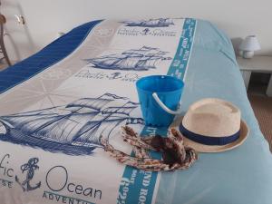 un tavolo con ahat e un cappello e una corda. di macareux a Binic