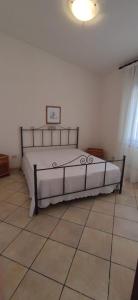 1 dormitorio con 1 cama en una habitación en Panorama, en Lido Signorino