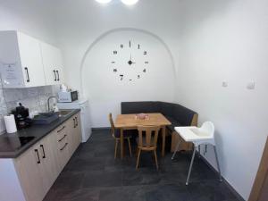 Kuchyňa alebo kuchynka v ubytovaní RÁD-VÁR Apartmanház