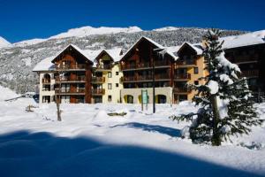 duży budynek apartamentowy ze śniegiem na ziemi w obiekcie T3 neuf 5 pers Serre Chevalier La Salle les Alpes w mieście La Salle-les-Alpes