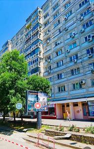 een groot gebouw met een bord ervoor bij Timisoara Central Apartment New !! in Timişoara