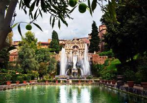 une fontaine dans un étang en face d'un bâtiment dans l'établissement Il Rifugio Imperiale, Villa Adriana, Tivoli, à Tivoli