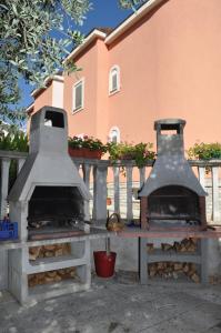two ovens sitting on top of a picnic table at Apartments Šulekić in Sveti Filip i Jakov