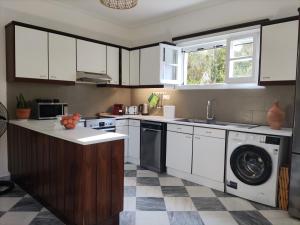 Kuchyň nebo kuchyňský kout v ubytování Olive Hill House
