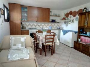 eine Küche und ein Esszimmer mit einem Tisch und Stühlen in der Unterkunft Casa massy in Arzachena