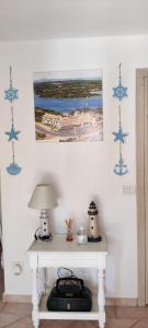 einem Tisch mit einer Lampe und einem Bild an der Wand in der Unterkunft Casa massy in Arzachena