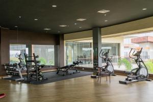 Fitness centrum a/nebo fitness zařízení v ubytování Hotel Mechi Crown