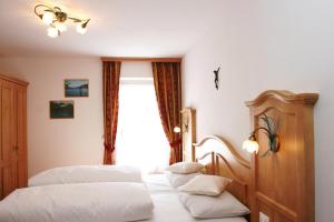 1 Schlafzimmer mit 2 Betten und einem Fenster in der Unterkunft App. Cesa Vedla in St. Ulrich in Gröden