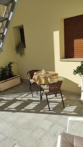 patio ze stołem i tkaniną w obiekcie Casa Salento w mieście Novoli