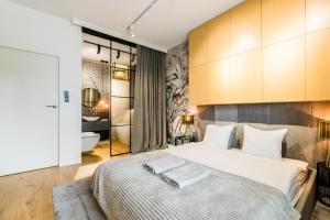sypialnia z dużym łóżkiem i łazienką w obiekcie Apartament nad jeziorem Długim Leśna # 28 w Olsztynie