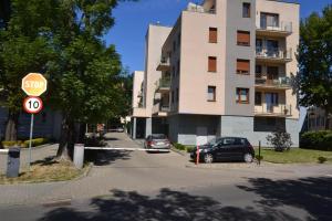 una señal de stop frente a un edificio en Apartament Bursztynowy z garażem -Centrum Gliwic, en Gliwice