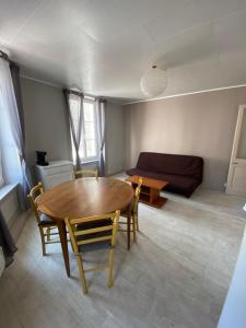 a living room with a table and chairs and a couch at Joli appartement entier T2 centre ville de Cherbourg in Cherbourg en Cotentin