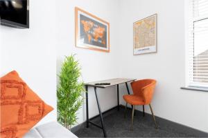 uma secretária com uma cadeira e uma planta num quarto em Modern and Pristine House near the Town Centre em Darlington