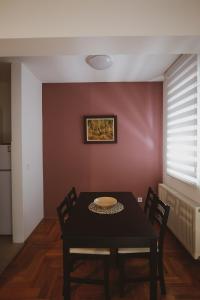 a dining room with a black table and chairs at Apartman 4, Sinđelićeva 40 in Gornji Milanovac
