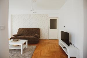 a living room with a couch and a table at Apartman 4, Sinđelićeva 40 in Gornji Milanovac