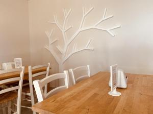 a wooden table with a tree on the wall at HURZ - giardino sannita in Pietrelcina