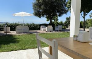 grupa białych krzeseł i parasol w obiekcie HURZ - giardino sannita w mieście Pietrelcina +32 zdjęcia