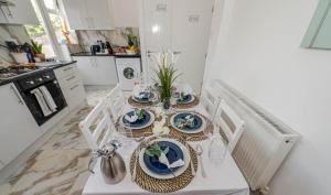 una cocina con una mesa con platos de comida. en 4 bedrooms,2 bathrooms house with free parking en Plumstead