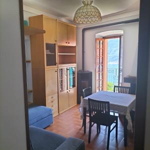 kuchnia i jadalnia ze stołem i krzesłami w obiekcie Casa Rina w mieście Nesso +37 zdjęć