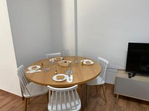 Televízia a/alebo spoločenská miestnosť v ubytovaní Almansa Flat 14