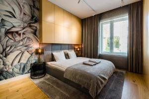 sypialnia z łóżkiem i obrazem na ścianie w obiekcie Apartament nad jeziorem Długim Leśna # 28 w Olsztynie