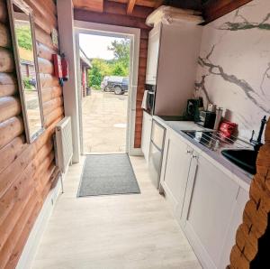Kjøkken eller kjøkkenkrok på Kaoglen-Spruce-Hot Tub-Forrest Setting-Pet Friendly