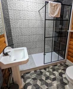 Ванная комната в Kaoglen-Spruce-Hot Tub-Forrest Setting-Pet Friendly