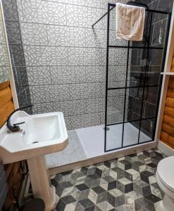 Koupelna v ubytování Kaoglen-Spruce-Hot Tub-Forrest Setting-Pet Friendly