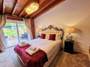 Una cama o camas en una habitación de Kaoglen-Spruce-Hot Tub-Forrest Setting-Pet Friendly