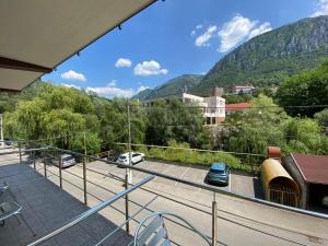 einen Balkon mit Blick auf einen Parkplatz in der Unterkunft Pensiunea Argus in Băile Herculane