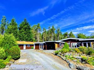 uma fila de chalés numa estrada de terra batida em Kaoglen-Spruce-Hot Tub-Forrest Setting-Pet Friendly em Balnald