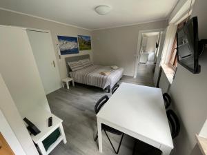 Cette petite chambre comprend un lit et une table. dans l'établissement Appartamento Funivie CIR 0140, à Breuil-Cervinia