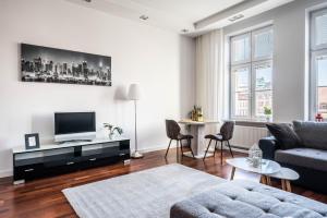 Televízia a/alebo spoločenská miestnosť v ubytovaní Rynek 45 Apartament