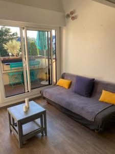 a living room with a couch and a table at T2 Cabourg - Résidence Le Sporting in Cabourg