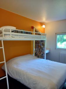 Двухъярусная кровать или двухъярусные кровати в номере hotelF1 Metz Actipole