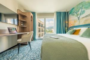 Una cama o camas en una habitación de Hotel D Bulle - La Gruyère