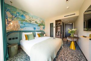 Una cama o camas en una habitación de Hotel D Bulle - La Gruyère