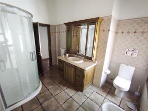 Kúpeľňa v ubytovaní CERCADO DEL MEDIO, CHALET con PISCINA PRIVADA