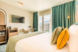 Una cama o camas en una habitación de Hotel D Bulle - La Gruyère