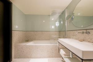 Un baño de Hotel D Bulle - La Gruyère