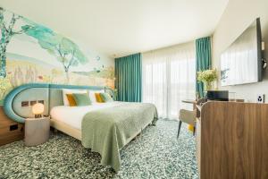 Una cama o camas en una habitación de Hotel D Bulle - La Gruyère