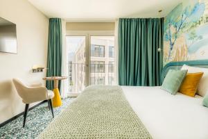 Una cama o camas en una habitación de Hotel D Bulle - La Gruyère