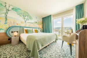 Una cama o camas en una habitación de Hotel D Bulle - La Gruyère