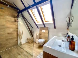 VeendamBed en Breakfast Studio Raif - Authentiek en sfeervol overnachten的带白色水槽和马桶的浴室