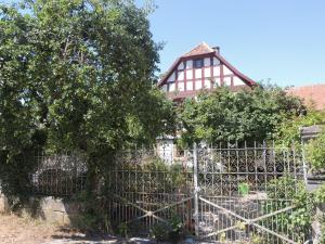 a fence in front of a house at Pilger- und Radlerherberge Herberge im Hofhaus in Colmberg