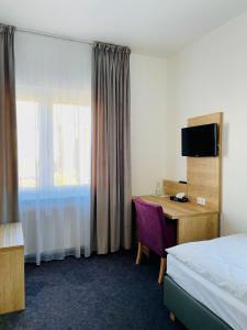 Un pat sau paturi într-o cameră la Hotel Esmer